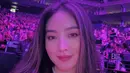 Melengkapi tampilannya dengan kalung choker mutiara dengan tulisan Sugar. [@natashawilona12]