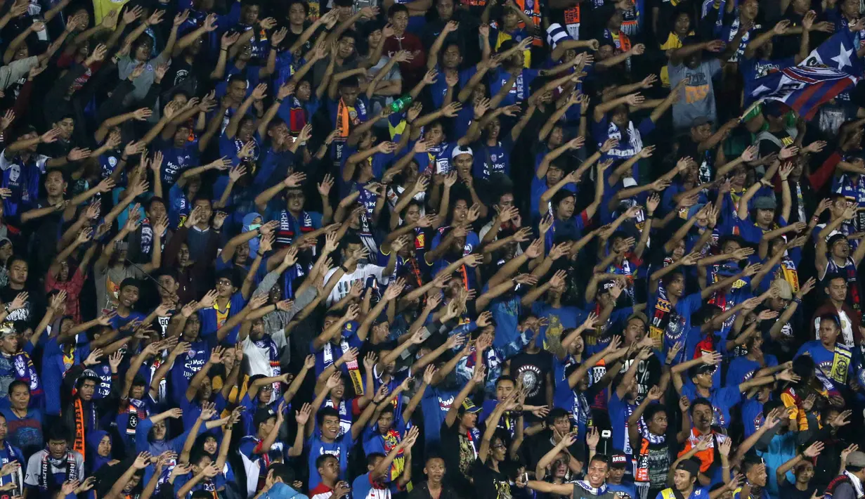 Suporter Arema Cronus saat memberi dukungan kepada timnya  pada lanjutan Piala Jenderal Sudirman grup E  di Stadion Sleman, Yogyakarta, Minggu (13/12/2015). (Bola.com/Nicklas Hanoatubun)