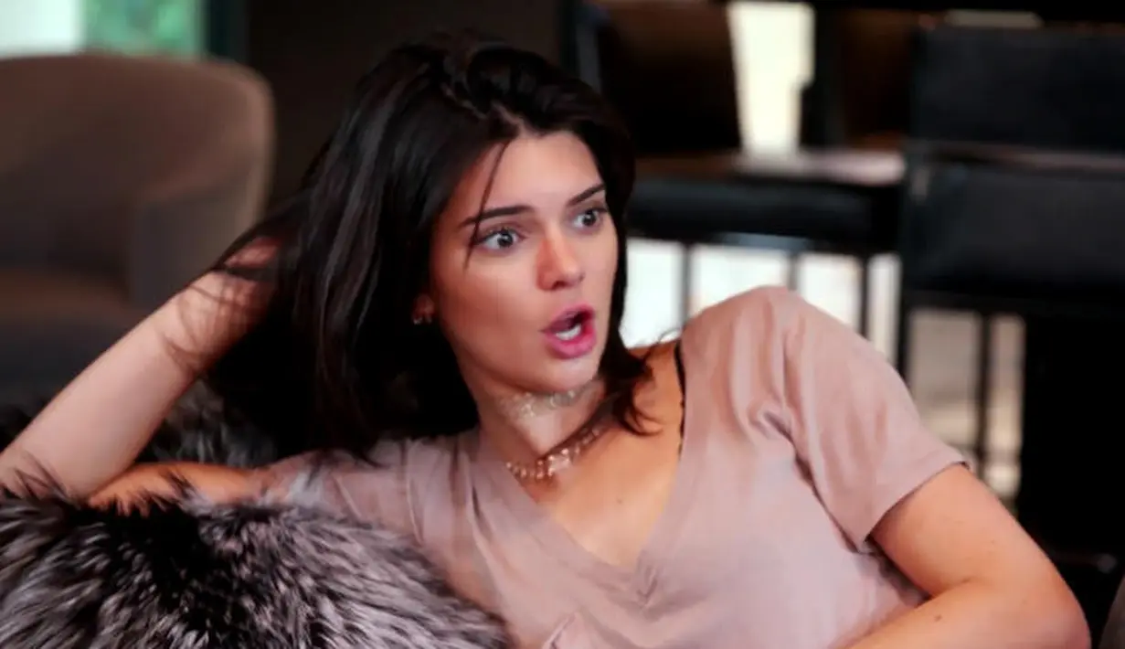 Well, tentu saja hal itu awkward banget. Kendati demikian, sepertinya Kendall menganggap santai hal itu. (KUWTK)