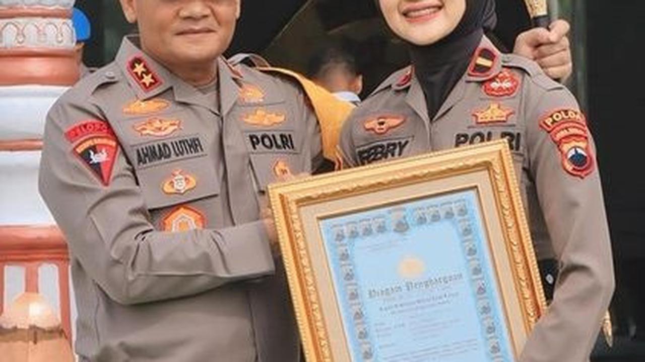 Selain cantik, Febry juga memiliki prestasi gemilang di kepolisian, yang sering kali diakui dengan berbagai penghargaan atas kinerjanya yang luar biasa.<br>