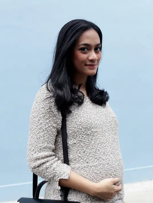 Berbadan dua tentunya membawa perubahan pada seorang wanita hamil, tak terkecuali bagi keponakan dari Adi Bing Slamet ini. Tubuh Ayudia Bing Slamet memang tampak lebih gemuk. (Andy Masela/Bintang.com)