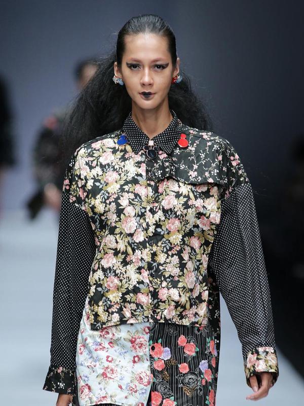 Sebagai model internasional, Paula verhoeven juga terkadang terlihat menggunakan make up tidak biasa seperti yang terlihat pada foto ini. (Liputan6.com/IG/@paula_verhoeven)