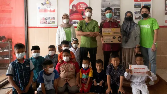 Raffi Ahmad membagikan mi instan kepada komunitas ibu-ibu