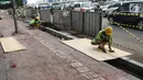 Suasana saat pekerja menggarap proyek penataan jalur pedestrian di Jalan Gatot Subroto, Jakarta, Selasa (13/3). Pemprov DKI menata pedestrian untuk memberi kenyamanan dan keamanan bagi pejalan kaki. (Liputan6.com/Arya Manggala)