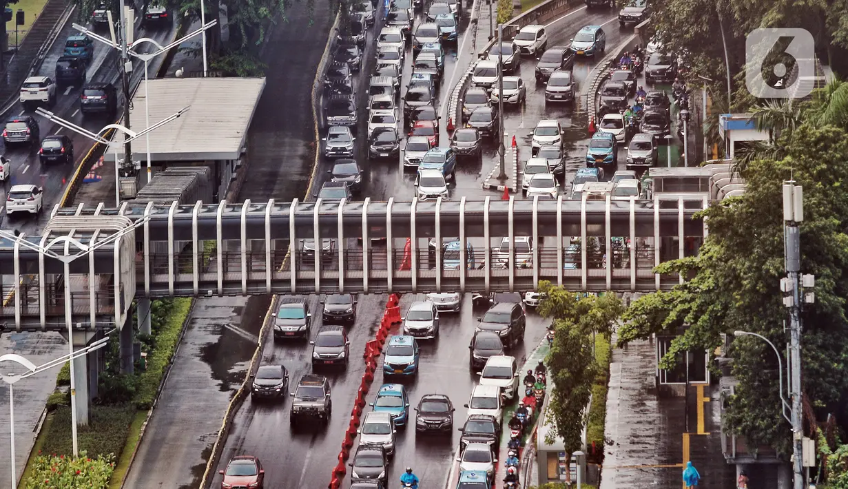 Ratusan kendaraan terjebak kemacetan di kawasan Sudirman, Jakarta, Jumat (10/2/2023). Badan Pusat Statistik (BPS) mencatat pertumbuhan ekonomi Indonesia pada kuartal IV tahun 2022 mencapai 5,31 persen secara tahunan (yoy), angka tersebut sesuai dengan target APBN 2022 yang dipatok pemerintah sebesar 5,1-5,3 persen (yoy). (Liputan6.com/Angga Yuniar)