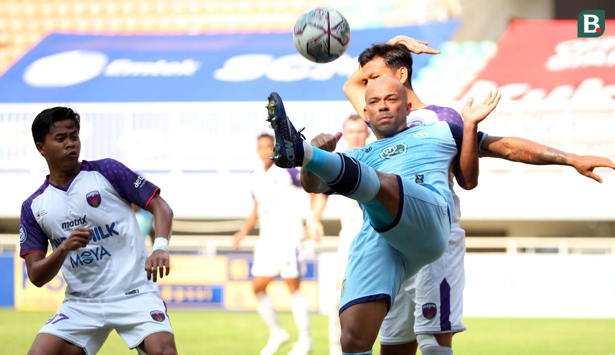 Persela mulai keluar dari tekanan untuk melancarkan serangan balik dari kedua sisi sayap, namun masih belum dapat dimaksimalkan oleh Ivan Carlos. (Bola.com/Ikhwan Yanuar)