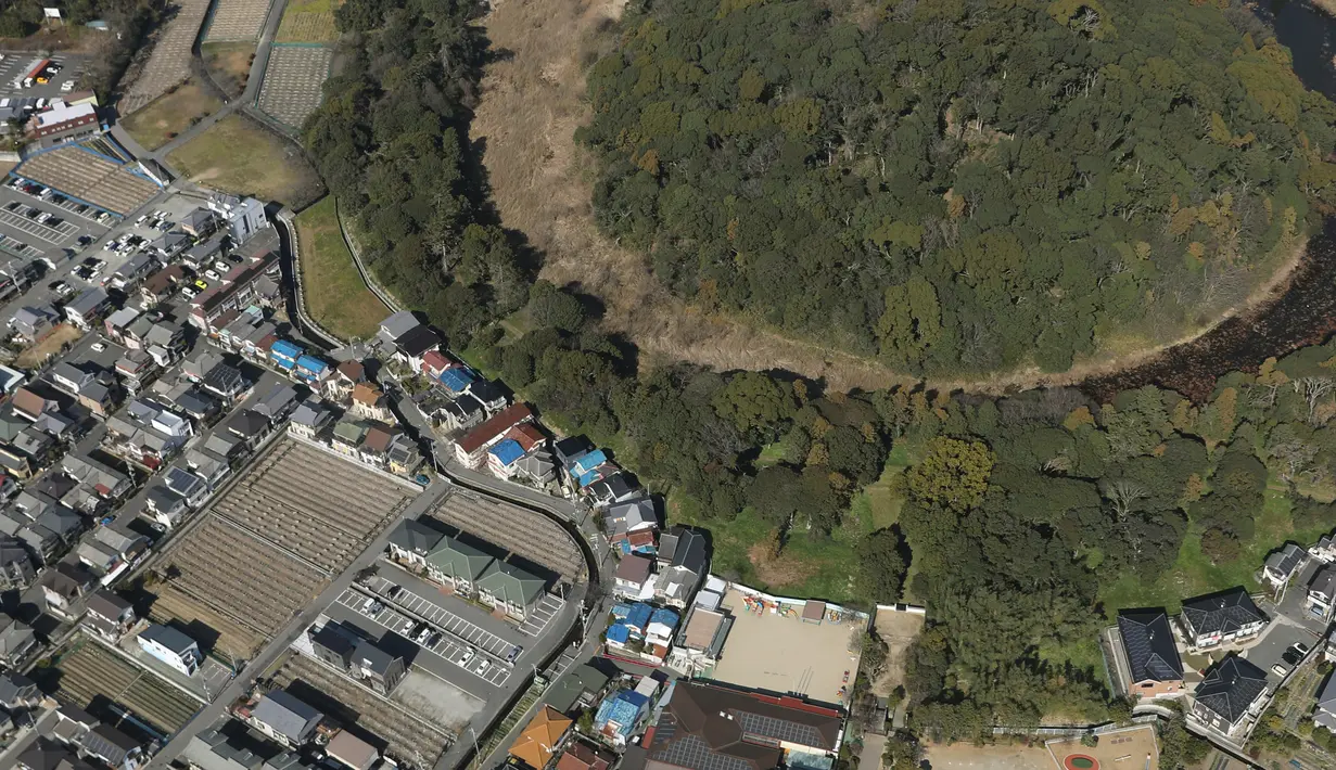 Pandangan udara menunjukkan sebagian gundukan makam dari kompleks makam kuno Mozu-Furuichi (Mozu-Furuichi Kofun Group) di Provinsi Osaka, Jepang, Selasa (4/2/2020). Makam di sini berbentuk menyerupai lubang kunci, kotak, hingga bulat. (Xinhua/Du Xiaoyi)