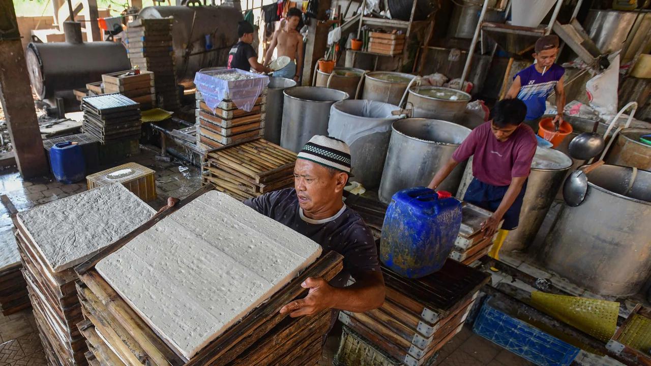 FOTO: Harga Kedelai Impor Naik Produsen Tahu di Depok Kurangi Ukuran Produk