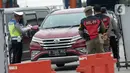 Polisi memeriksa kendaraan di Gerbang Tol Palimanan, Jakarta, Jumat, (7/5/2021). Gerbang Tol Palimanan sepi karena adanya kebijakan larangan mudik Lebaran pada tanggal 6-17 Mei 2021 untuk memutus penyebaran COVID-19. (merdeka.com/Imam Buhori)