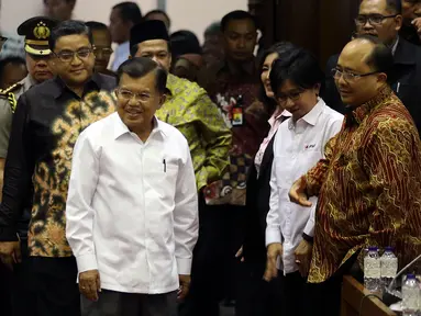 Ketum PMI, Jusuf Kalla menghadiri Rapat Dengar Pendapat Umum (RDPU) dengan Komisi IX DPR RI di Jakarta, Rabu (8/2). Rapat tersebut DPR Khusunya Komisi IX meminta pendapat Ketua Umum PMI mengenai RUU Kepalangmerahan. (Liputan6.com/Johan Tallo)