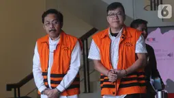 Gubernur Kepulauan Riau (Kepri) nonaktif Nurdin Basirun (kiri) dan Pemegang saham Mayoritas PT Bintuni Energi Persada (BEP), David Manibui (kanan) berjalan keluar usai menjalani pemeriksaan lanjutan di Gedung KPK, Jakarta, Jumat (25/10/2019). (merdeka.com/Dwi Narwoko)