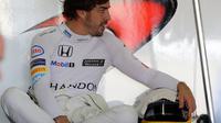 Fernando Alonso tengah bersantai jelang GP Brasil. (REUTERS/Paulo Whitaker)