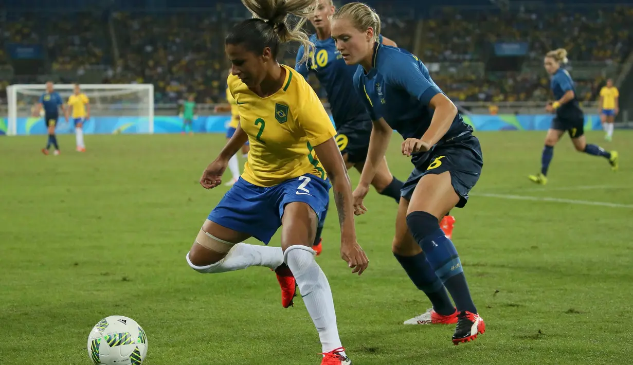 Pemain Brasil Fabiana saat akan melewati hadangan pemain Swedia pada lanjutan sepak bola wanita di Olimpiade Rio 2016,Brasil, (6/8). Brasil menang dengan skor telak 5-1. (REUTERS / Gonzalo Fuentes)