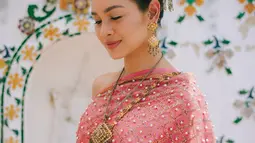 Penampilan Andien ini mendapat banyak pujian dari para penggemar dan pengikutnya di media sosial. Mereka memuji bagaimana Andien bisa memadukan busana tradisional dengan gaya yang modern dan tetap terlihat chic. Andien juga dinilai berhasil membawa keindahan budaya Thailand ke dalam dunia mode Indonesia, memperlihatkan betapa kayanya budaya Asia dengan cara yang stylish dan penuh makna. (Liputan6.com/IG/@andienaisyah)