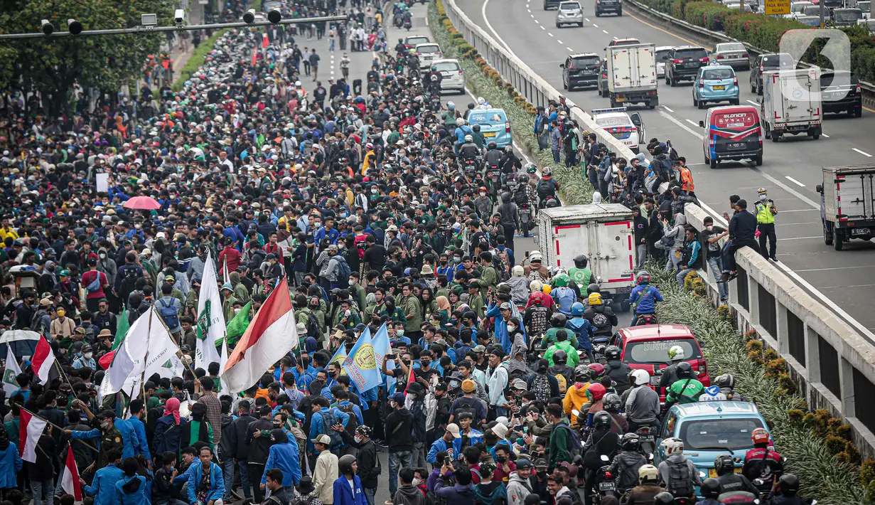 Massa mahasiswa sejumlah aliansi mulai mendatangi kawasan sekitar Gedung DPR untuk berunjuk rasa di Jakarta, Senin (11/4/2022). Diketahui, ada empat tuntutan yang disuarakan dalam aksi mahasiswa, salah satunya menolak penundaan pemilu 2024 atau masa jabatan 3 periode. (Liputan6.com/Faizal Fanani)