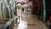 Rumah warga di Medan terendam banjir. Ketinggian air mencapai 100 cm