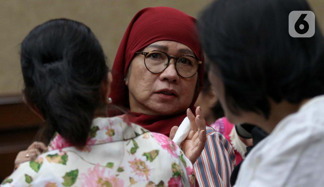 Terdakwa kasus dugaan korupsi pengadaan gas alam cair atau Liquefied Natural Gas (LNG), Galaila Karen Kardinah atau Karen Agustiawan sesaat sebelum mengikuti sidang pembacaan putusan di Pengadilan Tindak Pidana Korupsi (Tipikor) Jakarta, Senin (24/6/2024). (Liputan6.com/Herman Zakharia)