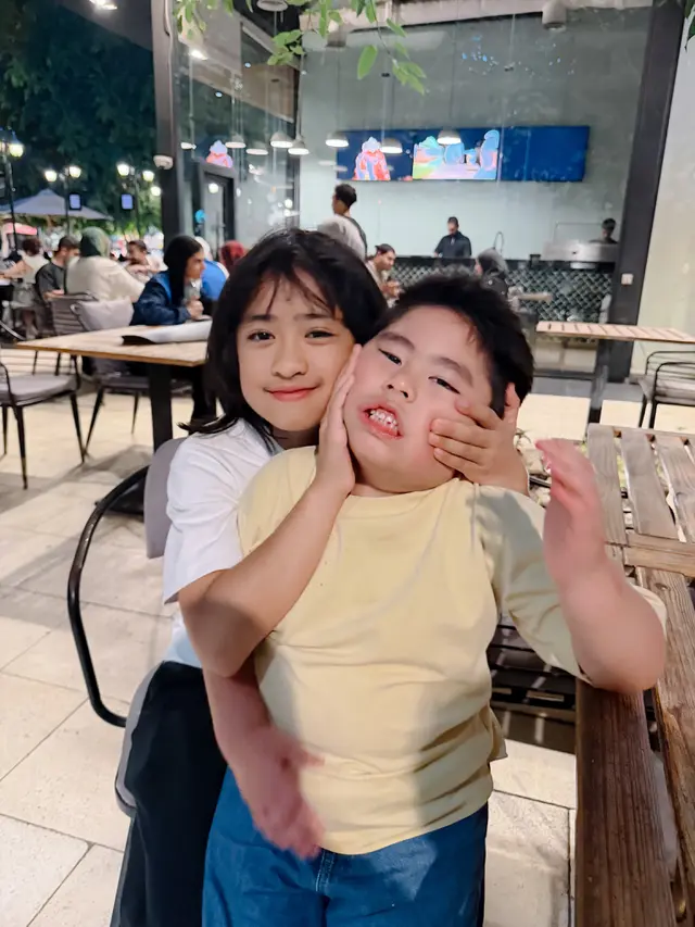 Anak-anak Oki Setiana Dewi (credit: instagram.com/okisetianadewi)