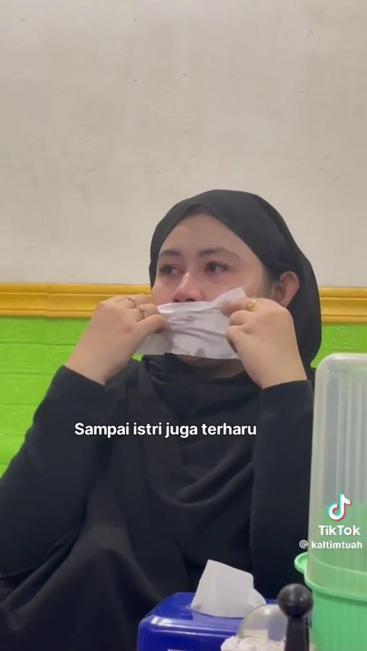 Melihat perjuangan bapak dan anak untuk mencari nafkah, istri pria yang memberi uang tersebut pun terharu. Ia tampak menghapus air matanya dengan tisu.