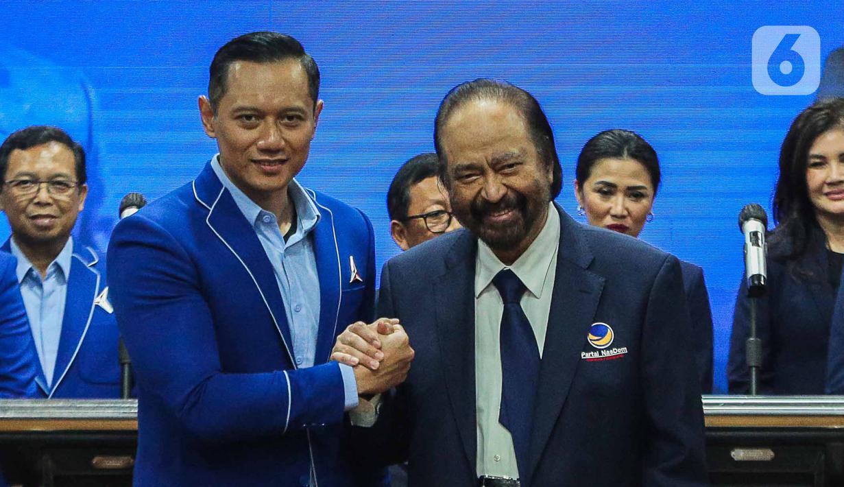 Ketua Umum Partai Demokrat Agus Harimurti Yudhoyono (AHY) bersalaman dengan Ketua Umum Partai NasDem Surya Paloh di DPP Partai Demokrat, Jakarta, Rabu (22/2/2023). Di markas Demokrat, Surya Paloh menyalami sejumlah petinggi DPP Partai Demokrat termasuk Edhie Baskoro Yudhoyono alias Ibas dan sejumlah petinggi lainnya. (Liputan6.com/Faizal Fanani)