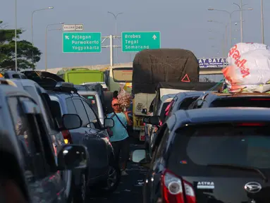 Sejumlah kendaraan terjebak macet di Tol Pejagan, Jawa Tengah, Senin (4/7). Macet parah tersebut dikarenakan tutupnya pintu keluar Tol Pejagan. (Liputan6.com/Angga Yuniar)
