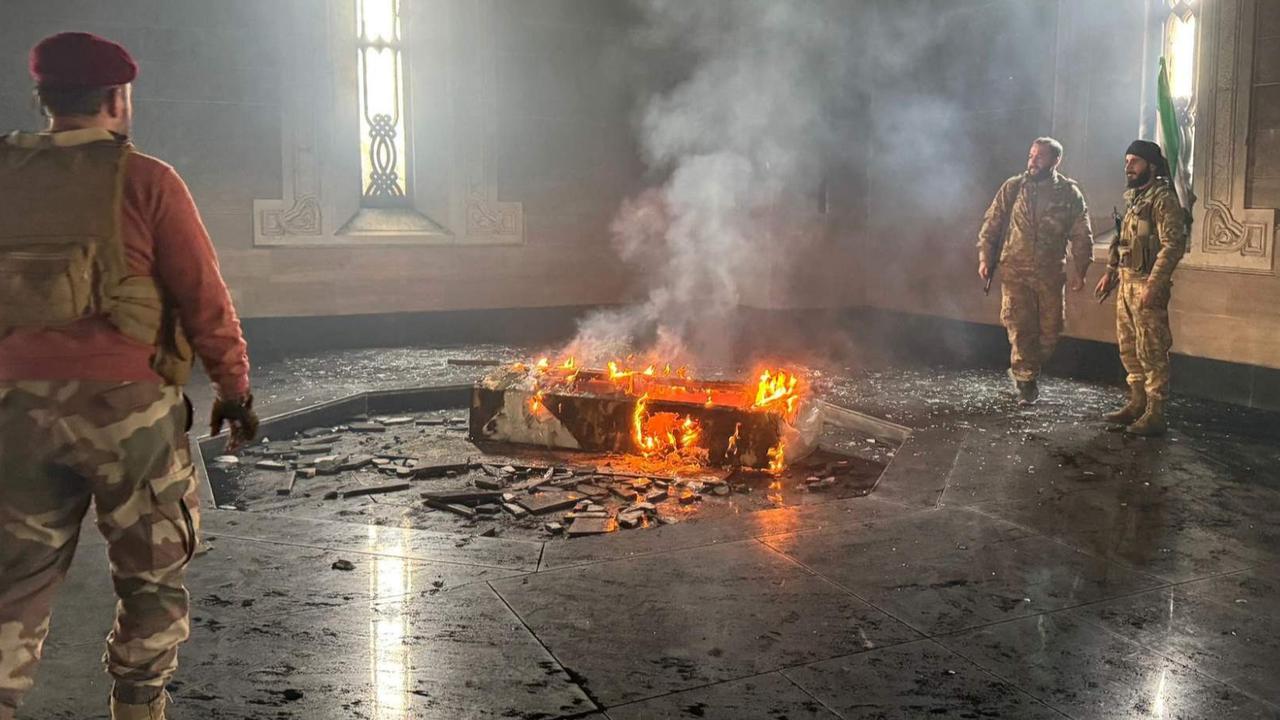 FOTO: Penampakan Makam Mewah Ayah Bashar Al-Assad Dibakar Pejuang Pemberontak