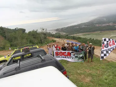 Komunitas pecinta roda empat 4x4 asal Kota Sukabumi, SOCA Solidarity, menggelar perjalanan menuju Ujung Kulon, Jumat (15/5/14), (Liputan6.com/Faizal Fanani)