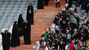 Polisi wanita (kiri) mengawasi para wanita saat menyaksikan laga kualifikasi Piala Dunia 2022 antara Iran dengan Kamboja di Stadion Azadi, Teheran, Iran, Kamis (10/10/2019). Antusiasme wanita Iran untuk menikmati momen bersejarah itu benar-benar besar, apalagi negaranya 14-0. (AP Photo/Vahid Salemi)