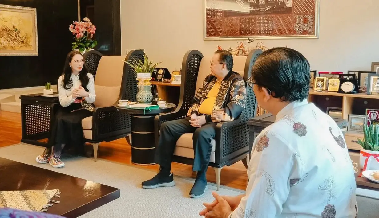 Bertemu Dubes RI untuk Republik Korea, Gandi Sulistiyanto, Arumi kenakan batik sebagai sentuhan [@arumibachsin_94]