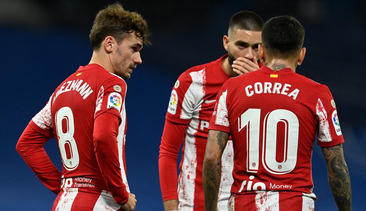 Pada menit ke-35 Atletico Madrid mendapat peluang melalui tendangan bebas. Eksekusi yang dilakukan Antoine Griezmann (kiri) sukses melewati penjagaan pagar hidup namun masih bisa dihalau Thibaut Courtois. (AFP/Oscar Del Pozo)