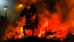 Seorang pria menunggang kuda melintasi kobaran api dalam tradisi tahunan Luminarias memperingati Hari Santo Anthony (santo pelindung hewan) di San Bartolome de Pinares, Spanyol, 16 Januari 2023. Tradisi yang sudah berlangsung selama 500 tahun ini dilakukan sebagai upaya 'pemurnian' hewan dengan cara melintasi kobaran api. (AP Photo/Manu Fernandez)