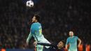 Pemain Paris Saint Germain,  Marco Verratti (bawah) berusaha menghadang Lionel Messi pada babak 16 besar Liga Champions di Parc des Princes Stadium, Paris (14/2/2017). Barcelona kalah 0-4. (EPA/Etienne Laurent)
