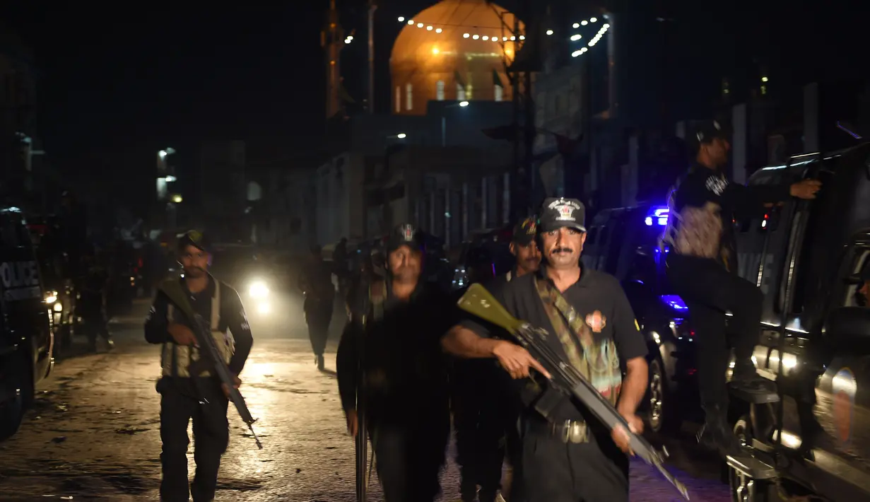 Pasukan keamanan melakukan patroli setelah serangan bom bunuh diri di tempat suci Lal Shahbaz Qalandar di Provinsi Sindh, Pakistan selatan, Kamis (16/2). Sedikitnya 70 orang tewas dalam serangan bunuh diri tersebut. (YOUSUF NAGORI/AFP)