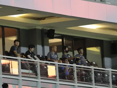 Pelatih Timnas Indonesia U-20, Shin Tae-yong, tertangkap kamera sedang memantau pertandingan antara Vietnam melawan Hong Kong yang digelar sebelum duel Timnas U-20 melawan Timor Lestedi Stadion Gelora Bung Tomo. (Bola.com/Ikhwan Yanuar)