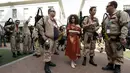Sejumlah orang mengenakan kostum Ghostbusters berkumpul di Sony Studios, Culver City, California, (2/3). Para penggemar film " Ghostbusters " dikumpulkan untuk melakukan foto bersama. (REUTERS / Mario Anzuoni)
