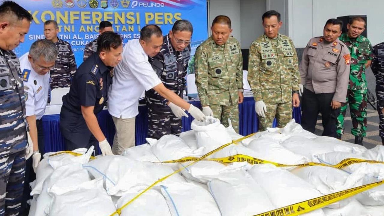 FOTO: TNI AL Gagalkan Penyelundupan Enam Ton Pasir Timah di Tanjung Priok