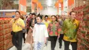 Komisaris Utama PT Berkarya Makmur Sejahtera Hutomo Mandala Putra, Dirut Milasari Kusumo Anggraini, Siti Hedianti Heriyadi, dan Siti Hutami Endang Adiningsih berkeliling saat meresmikan gerai Goro di Cibubur, Bogor, Rabu (17/10). (Liputan6.com/HO/Dana)