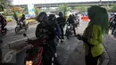 Pengendara sepeda motor mengantre di pintu Utama untuk memasuki Taman Impian Jaya Ancol, Jakarta, Kamis (31/12). Malam pergantian tahun nanti rencananya akan dimeriahkan pesta kembang api dan konser grupband Noah dan Wali. (Liputan6.com/Gempur M Surya)