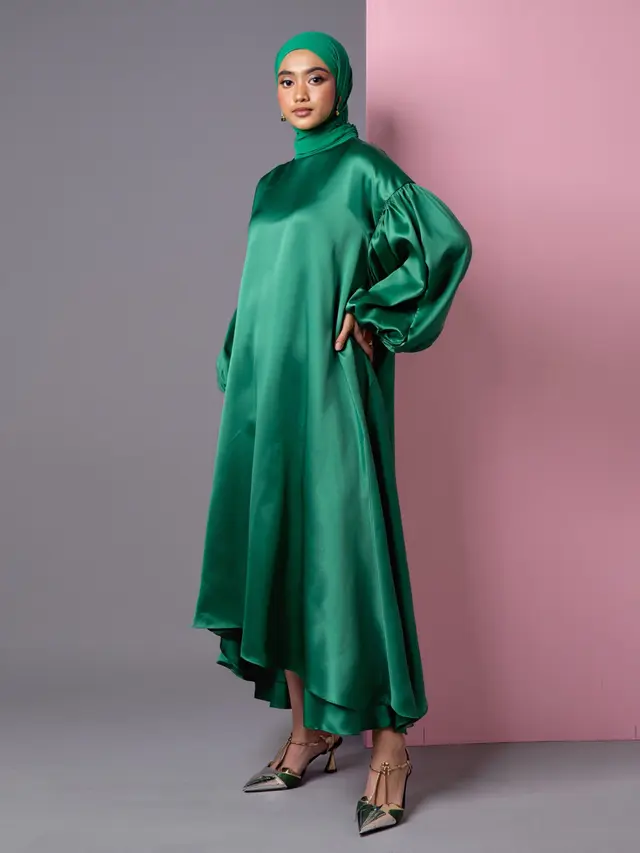 Gaun Pesta Panjang Berhijab dengan Kain Satin (Foto: Reve Art)