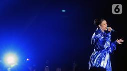 Penyanyi Raisa tampil pada konser bertajuk Raisa Live in Concert di Stadion Utama Gelora Bung Karno (SUGBK), Senayan, Jakarta, 25 Februari 2023. Konser Raisa yang sempat tertunda hampir tiga tahun karena pandemi COVID-19 ini mencetak sejarah sebagai penyanyi solo wanita yang mengadakan konser di (SUGBK). (Kapanlagi.com/Bambang E. Ros)