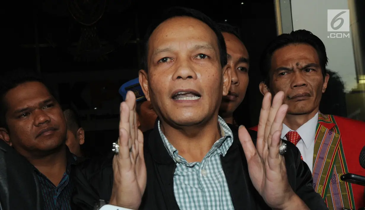 Mantan Kepala Staf TNI Angkatan Udara (Kasau) Marsekal (Purn) Agus Supriatna menjawab pertanyaan wartawan usai menjalani pemeriksaan di gedung KPK, Jakarta, Rabu (6/6). (Merdeka.com/Dwi Narwoko)