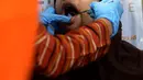 Seorang perempuan menjalani pemeriksaan kesehatan gigi saat berlangsung layanan gratis di Stasiun MRT Bundaran HI, Jakarta, Rabu (4/12/2019). Pemeriksaan tersebut untuk penyandang disabilitas yang menjadi penumpang MRT serta edukasi cara merawat gigi yang benar. (merdeka.com/Imam Buhori)