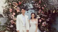 Pasangan selebriti Hyun Bin dan Son Ye Jin tampil menawan berbusana serba putih di hari pernikahan.(Instagram/vast.ent).