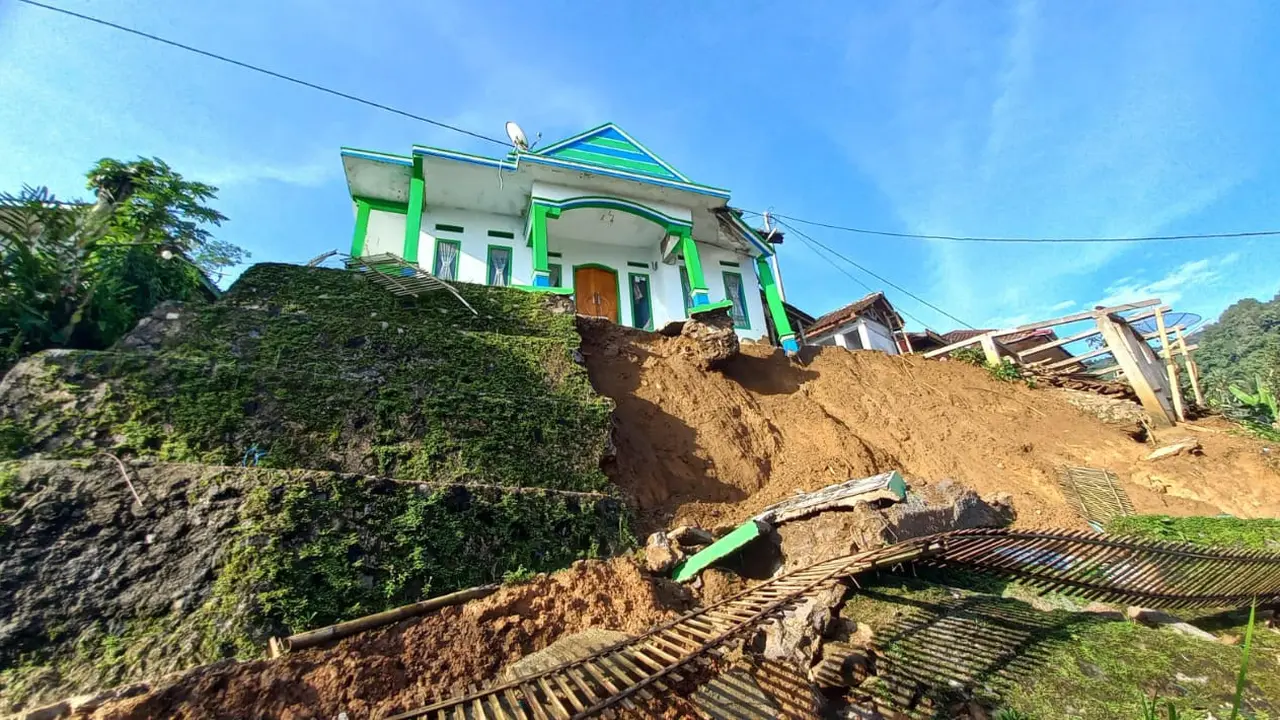pergerakan tanah di Kampung Sawahjoho, Desa Singajaya, Kecamatan Singajaya, Kabupaten Garut, Jawa Barat, semakin meluas. (Foto: Liputan6.com/Jayadi Supriyadin)
