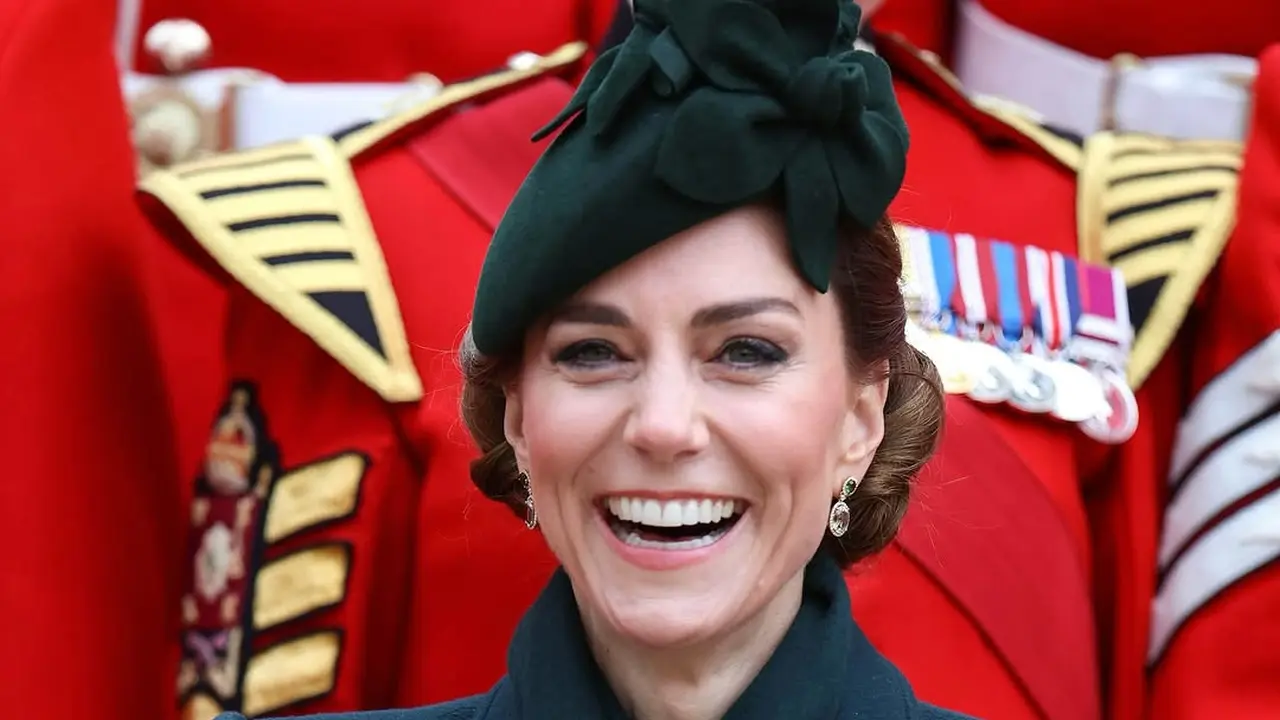 Tampilan Berseri Kate Middleton di Peringatan St. Patrick Sebagai Kolonel Garda Irlandia dengan Gaun Lawas Hijau Gelap