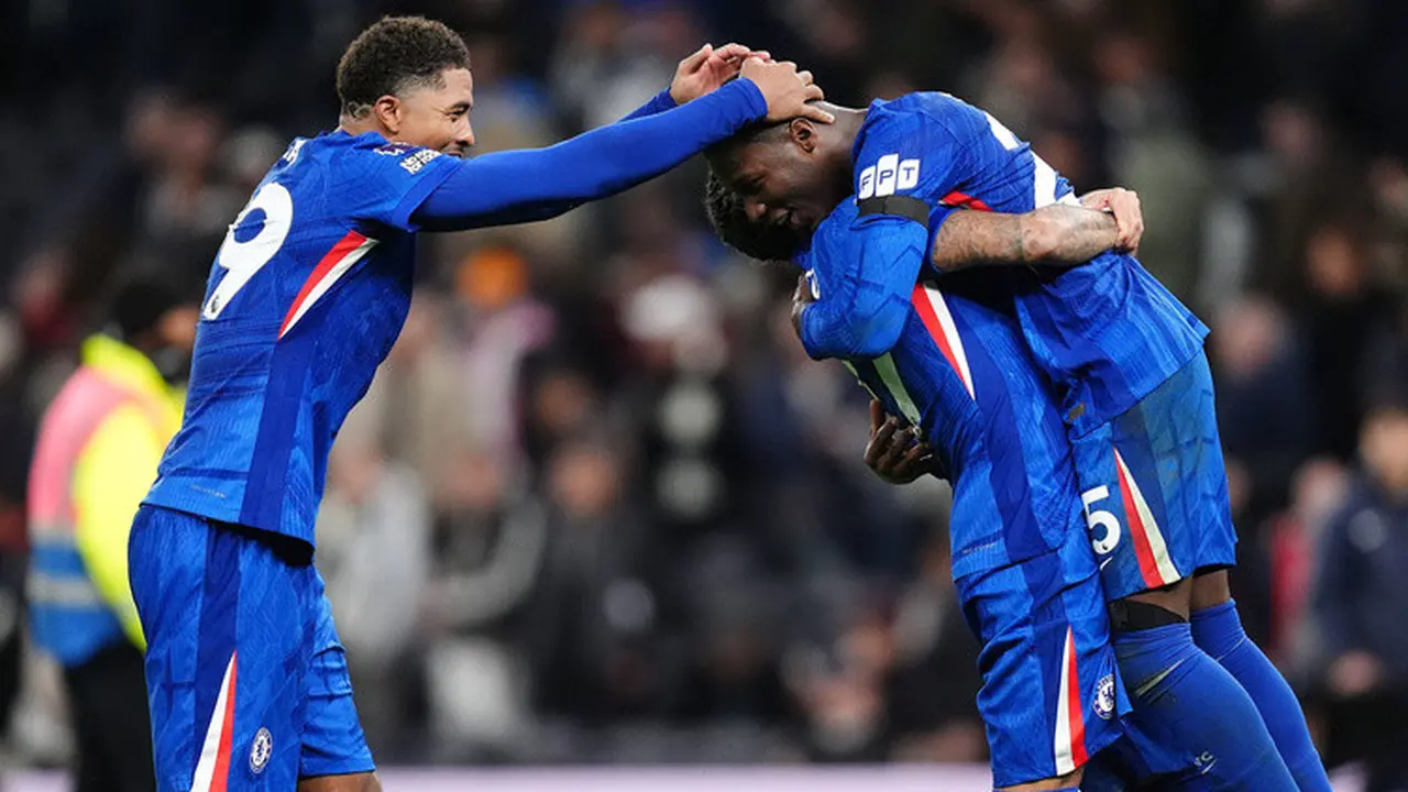 Moises Caicedo, kanan, Wesley Fofana, kiri, dan Malo Gusto dari Chelsea