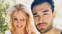 Britney Spears bersama dengan tunangannya, Sam Asghari. (dok. Instagram @Britneyspears  / https://www.instagram.com/p/CTA0W5gvhuu/?utm_source=ig_web_copy_link/Gabriella Ajeng Larasati)