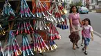 Seorang anak melihat terompet di kawasan Kota Tua, Jakarta. Selasa (27/12). Terompet tersebut dijual dengan harga bervariasi, mulai dari Rp3ribu hingga Rp15ribu, tergantung bentuk dan ukurannya. (Liputan6.com/Immanuel Antonius)