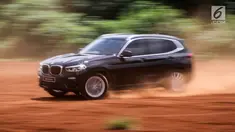 BMW X3 sDrive20i terbaru saat melintasi rintangan medan test drive di Kawasan BSD, Tangerang Selatan, Banten, Rabu (20/3). Seri BMW X3 sDrive20i ini dapat melintasi segala macam rintangan medan. (merdeka.com/Dwi Narwoko)