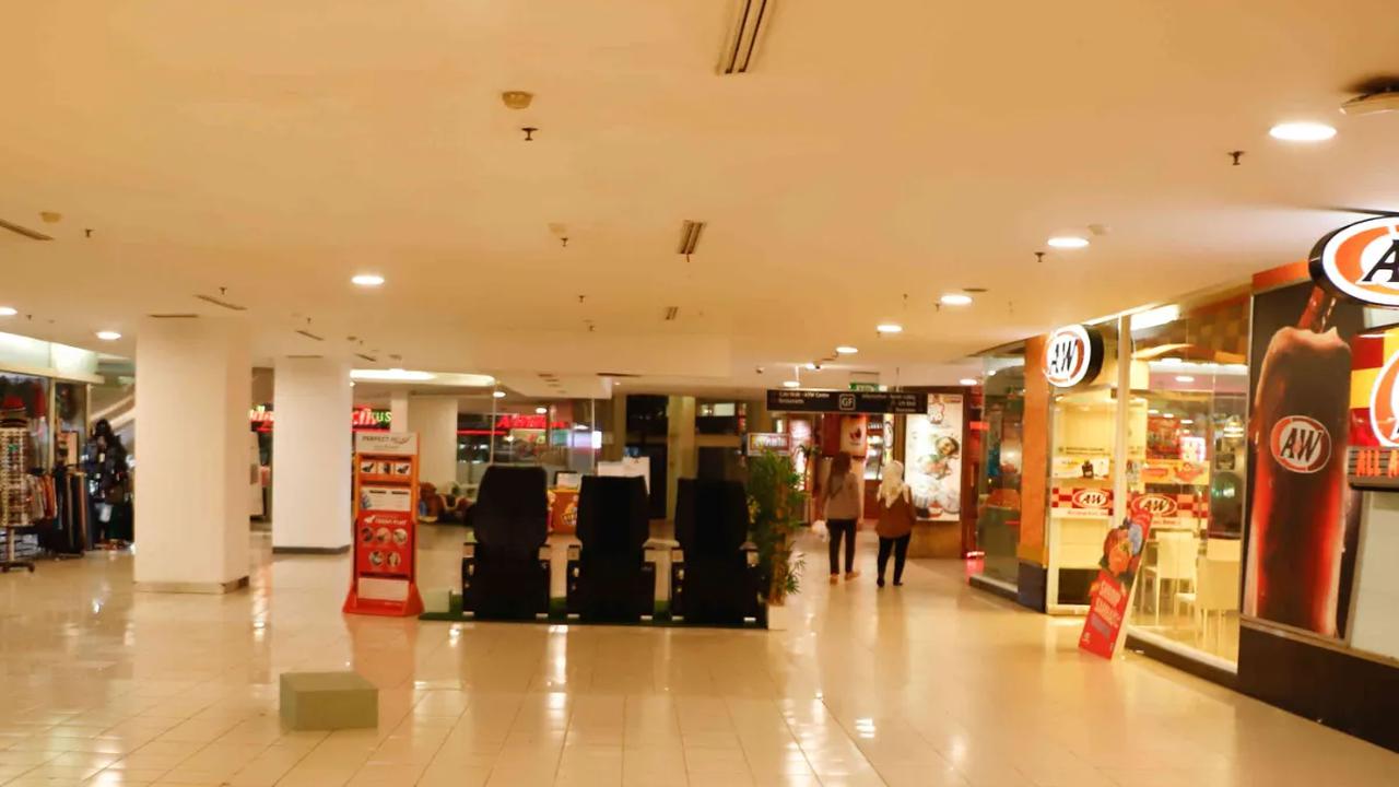 Menjamurnya mal di Jakarta, perlahan mengapus dayat pikat Plaza Semanggi. Mal ini perlahan-lahan sepi ditinggal pengunjung setianya.